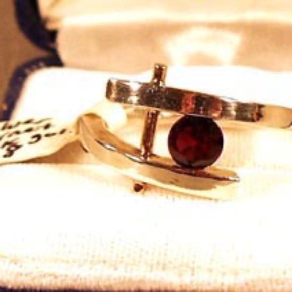 1 carat GARNET WITH 10k GOLD ROD & STERLING SILVER RING, SIZE 8, BAND IS 1/8 x - Picture 1 of 2